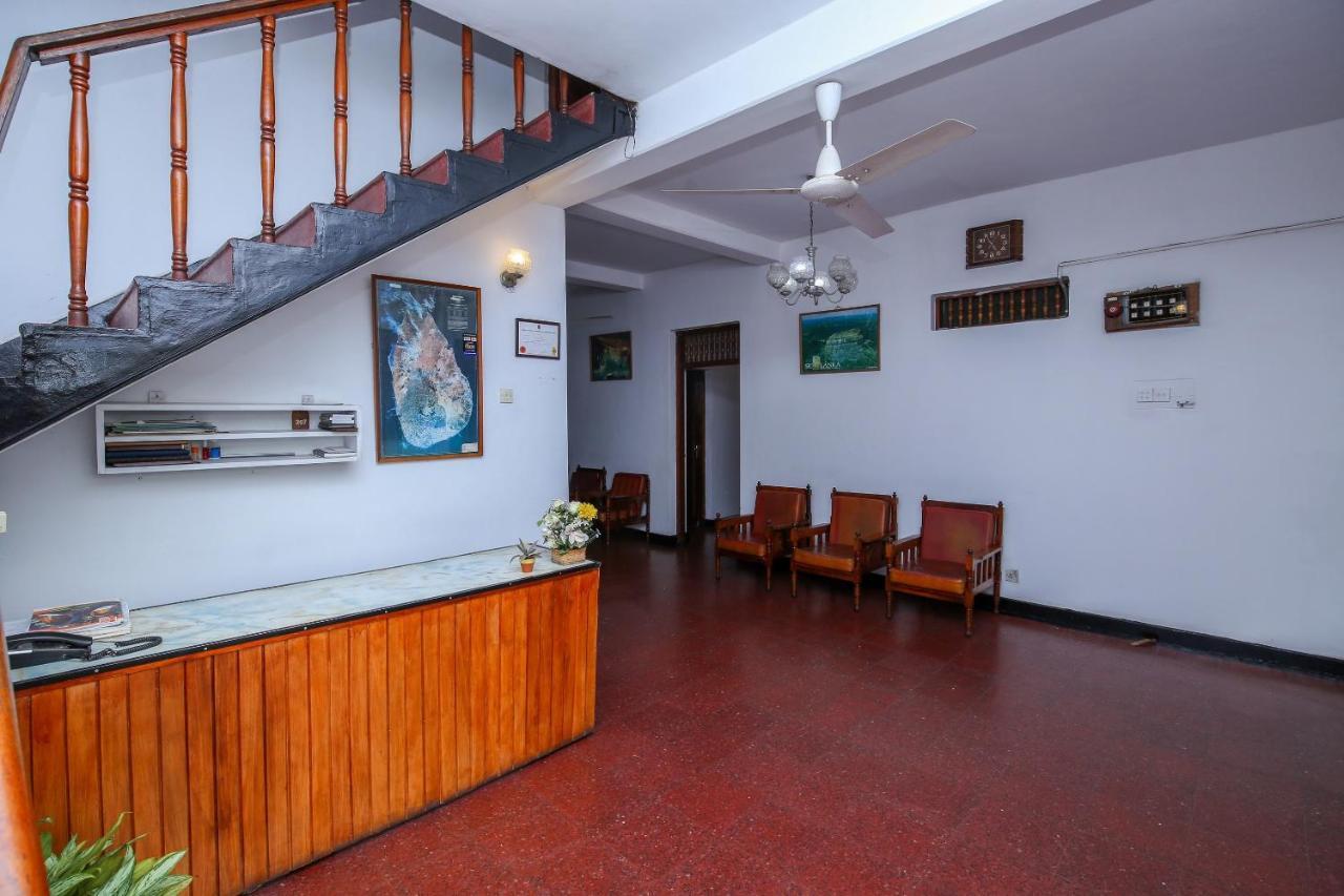 Oyo 436 Sandakelum Tourist Guest House Канді Екстер'єр фото